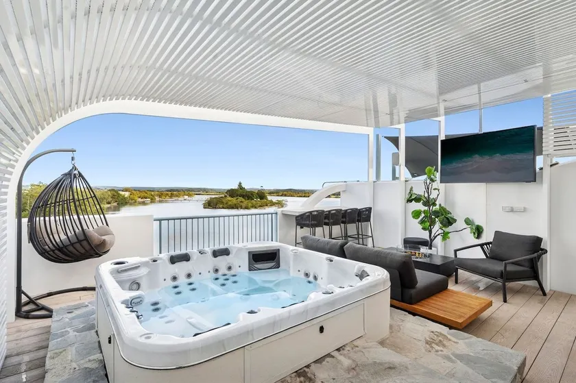 Stunning Rooftop Retreat, River Views with Private Jacuzzi! - Image 1