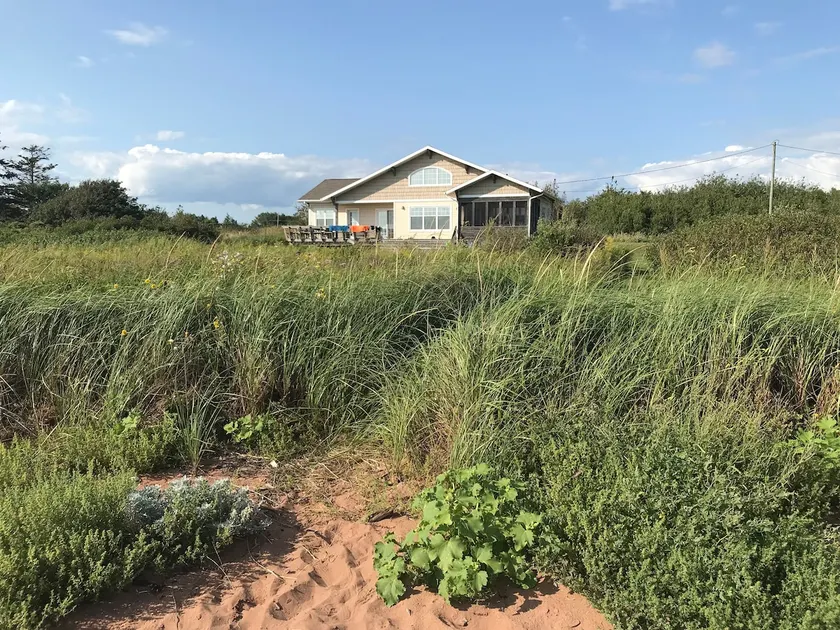 Tranquility Beach Cottage with Beach Access - Image 1
