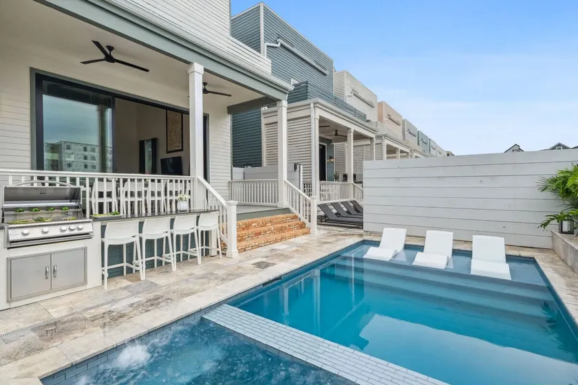 2 Designer Homes 14 Bedrooms Walk to St Charles - Image 1