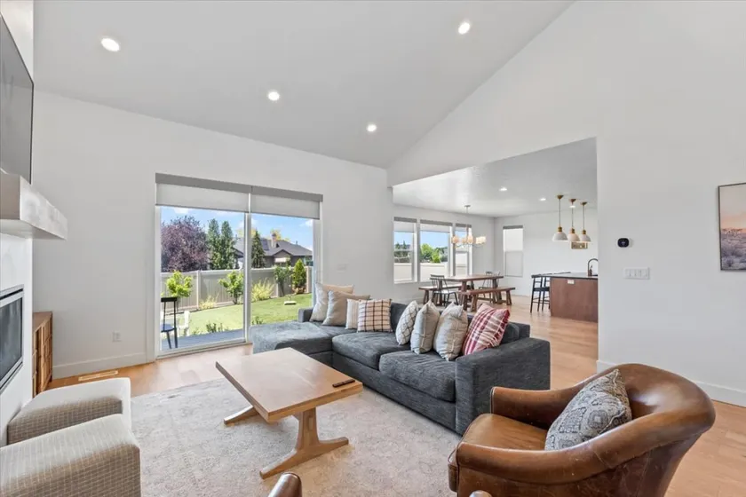 Cherry Hill | Trampoline + Gym + Near Lagoon - Image 1