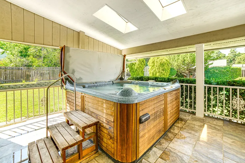 Steps to Clear Lake: Hot Tub Haven in Norcal! - Image 1
