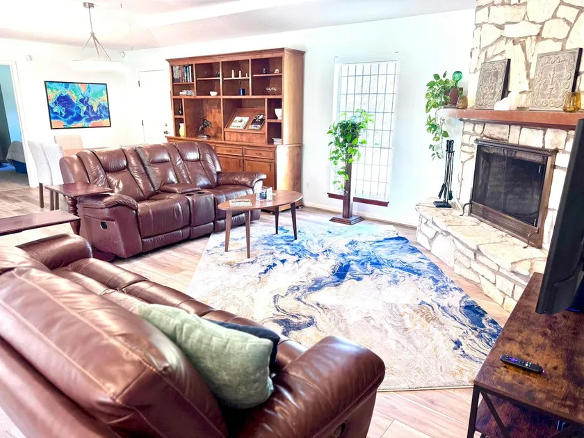 Lovely Retro 2BR 2.5BA In Quiet Neighborhood - Image 1