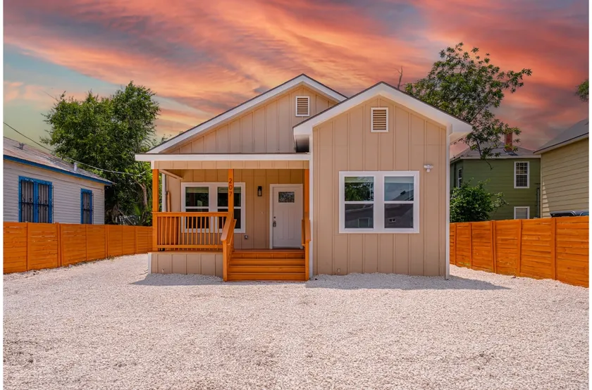 Generous 4BR3BA Charmer Near Glorius Downtown - Image 1