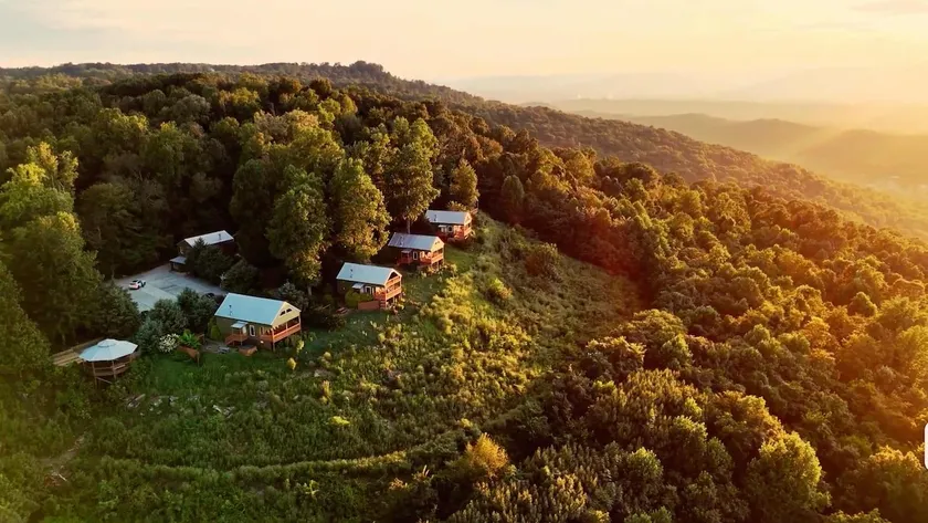 Critter Corner Cabin – Cozy Bluffside Retreat - Image 1