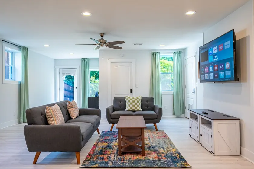 New Deals! Stylish & Modern 2BR Stay in Prime Spot - Image 1