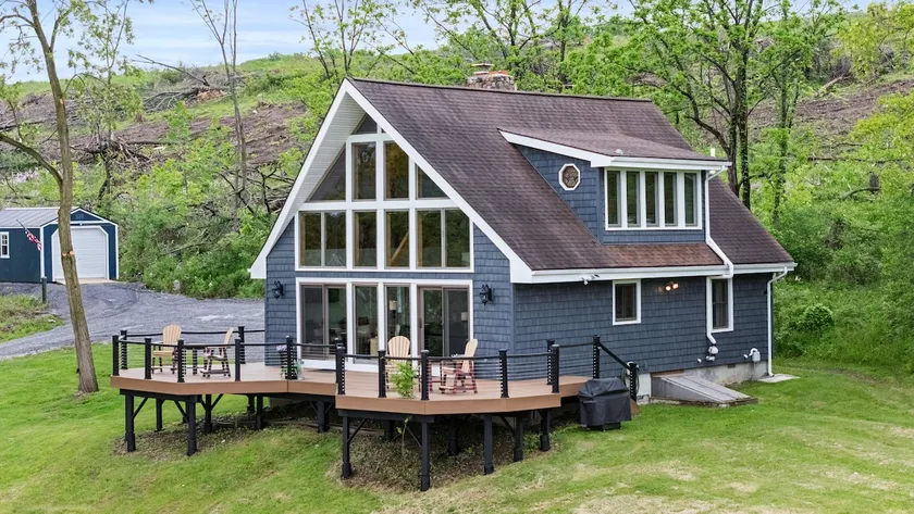 Keuka Vines: A frame home, overlooks Keuka - Image 1