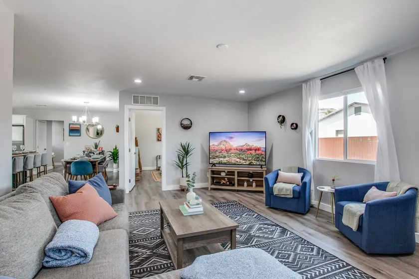Close to U of A shopping and hiking - Image 1