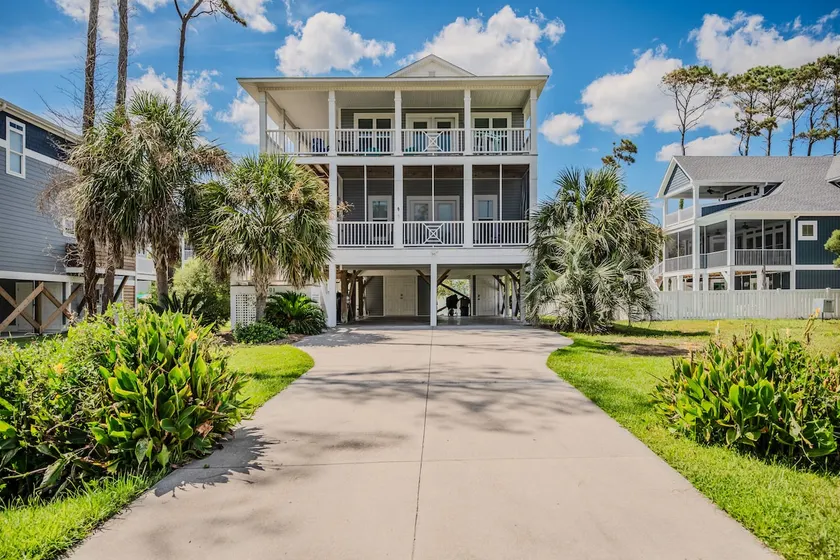 Southern Charm by Oak Island Accommodations - Image 1