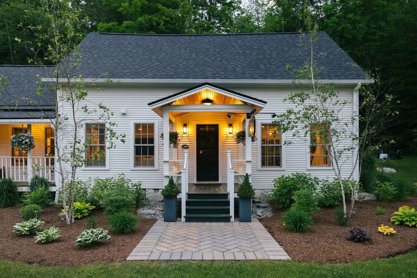 1 Mile to Slopes •Hot Tub • Shuttle • VT Farmhouse - Image 1