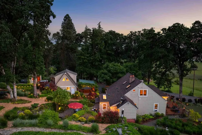 Magnificent West Linn Escape on Two Acres, Golf, - Image 1