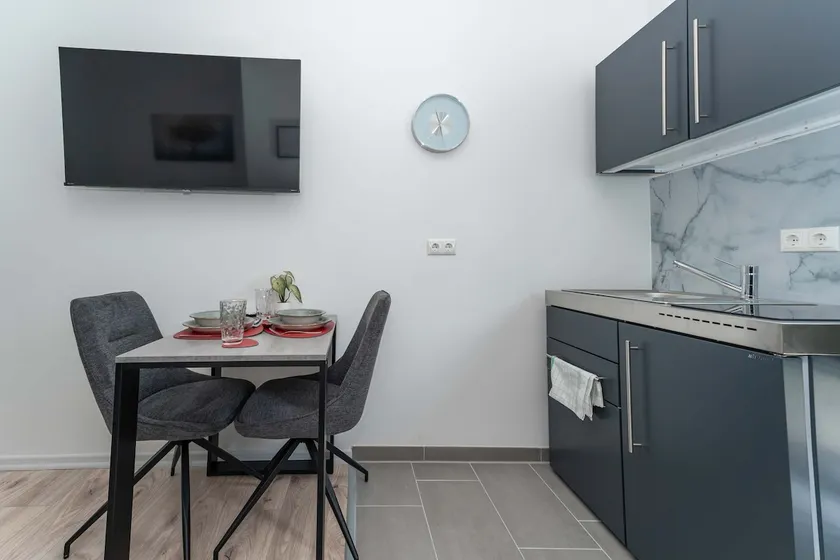 Lit Living - Luxury House - Box Spring - Parking - Exclusive Kitchen - Image 1