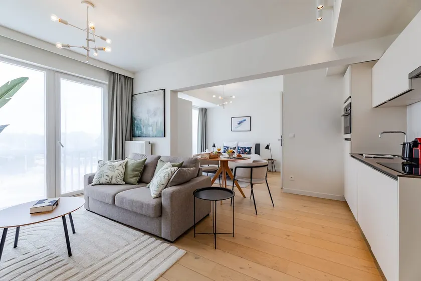 Large studio apartment in a serviced building - Image 1