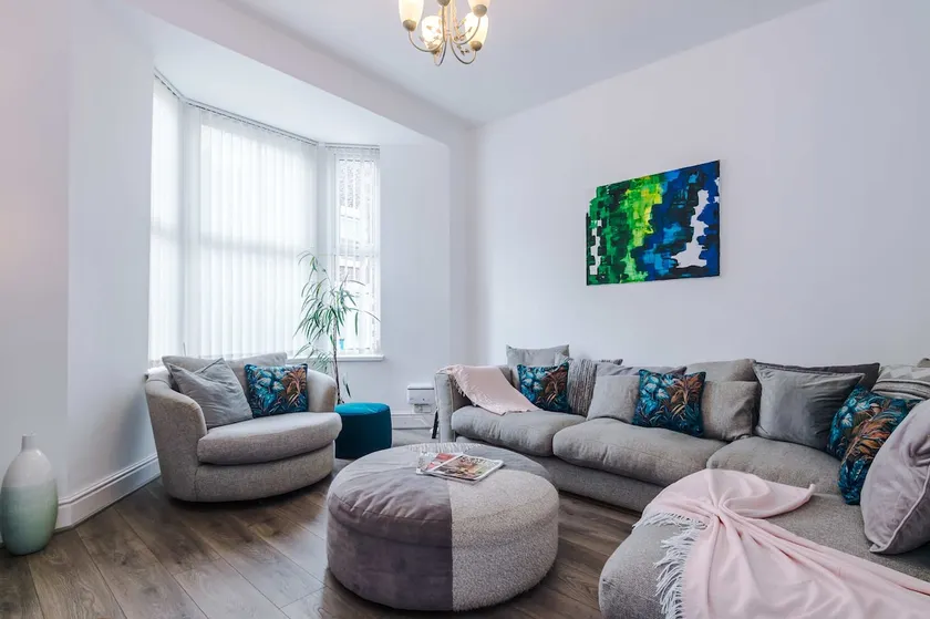 Stunning & Spacious Home by 53 Degrees Property, Sleeps 7 in the heart of Anfield! - Image 1