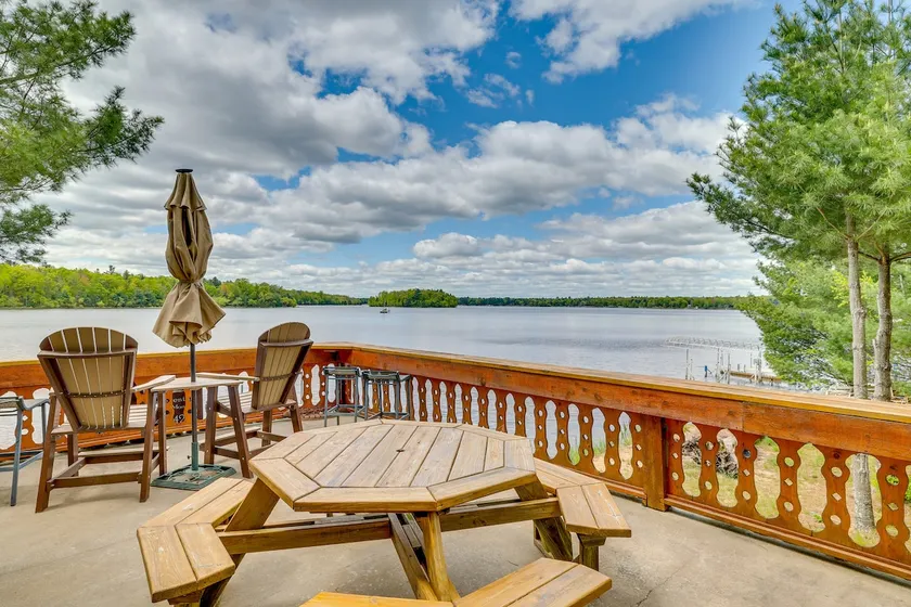 Gorgeous Lake Arbutus Getaway w/ Dock & Boat House - Image 1