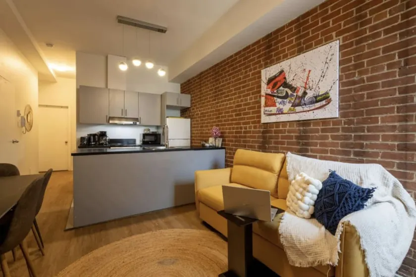 Sleek 2BR in Heart of Downtown Montreal - Image 1