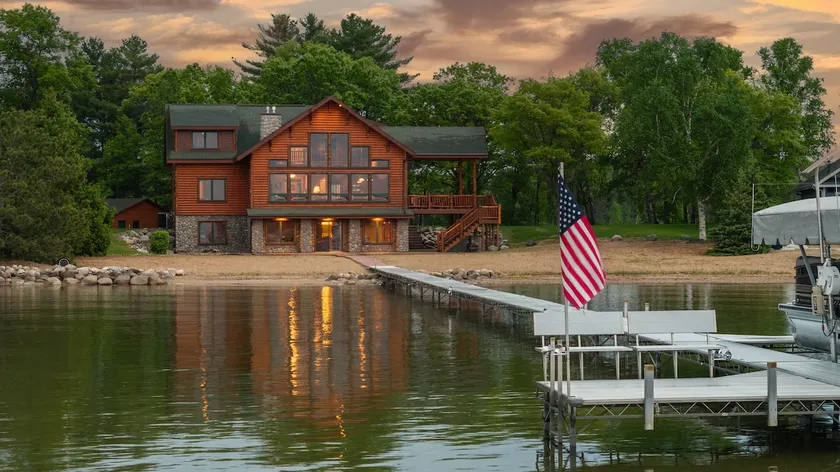 Pelican Lake, Fireplace, Games, Bar & Pool Table - Image 1