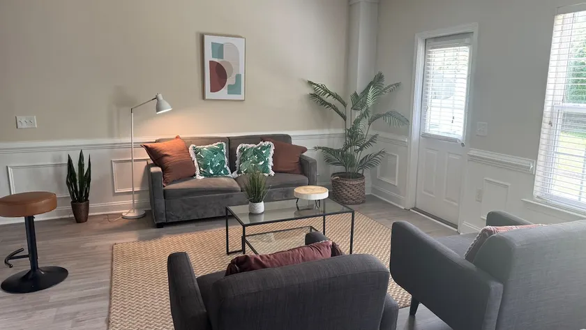 Spacious and Comfortable Townhome - Image 1