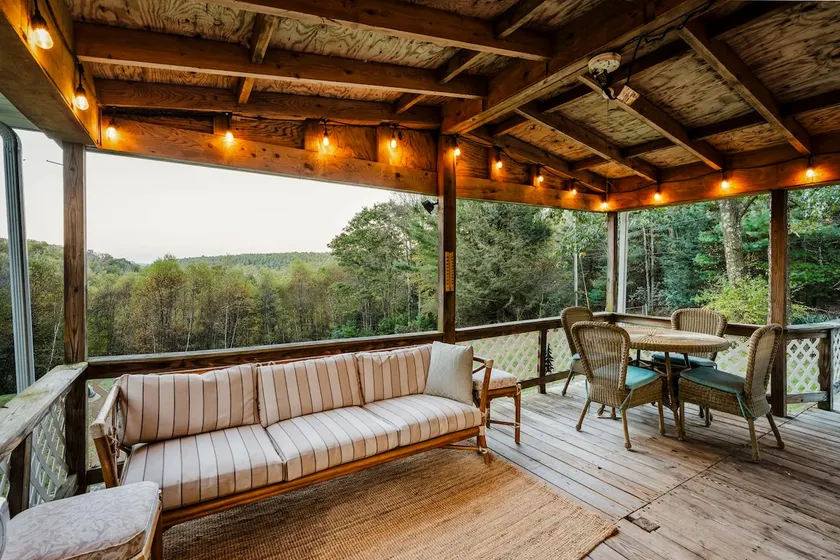 Stylish Cabin with Mountain Views - Image 1