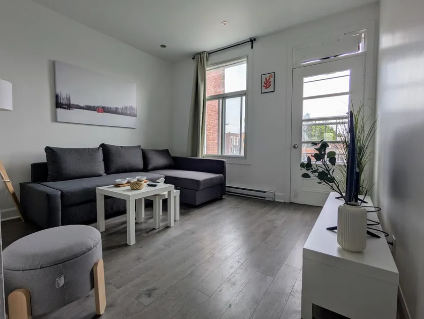 Modern Hochelaga Apt Near Metro & Free Street - Image 1