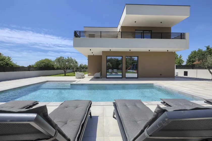 Vila Issa - Image 1