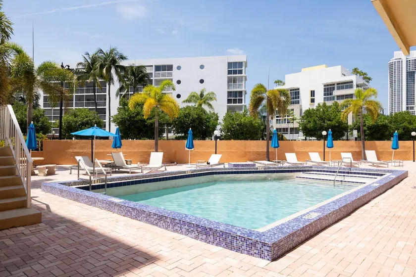 Tiny Tower Treasure - Sleeps 5 & Soaks Sun - Image 1