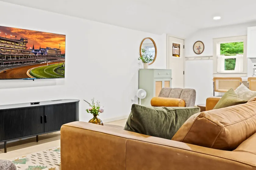 Spacious and relaxing | The Daisy Carriage House! - Image 1