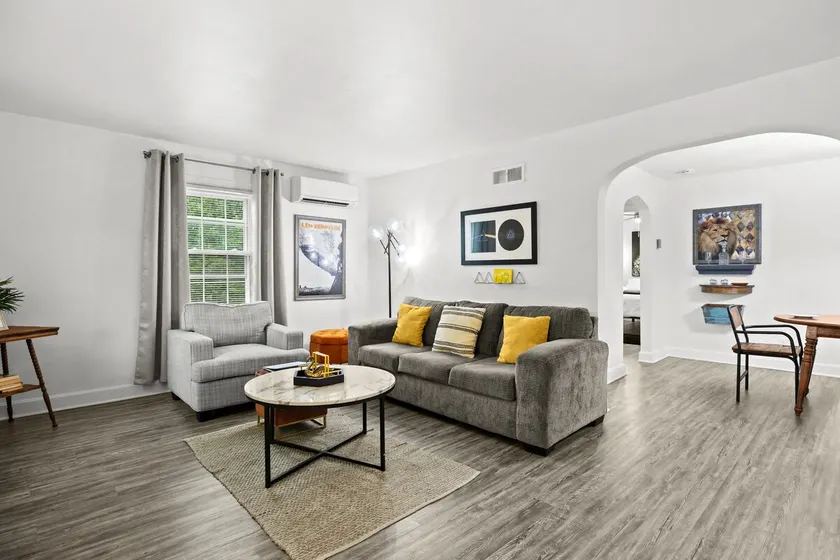 Modern Apartment with Parking & Prime Location - Image 1
