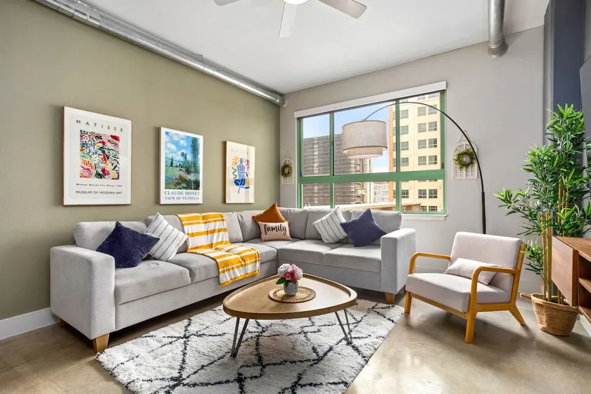 Central Flat w Pool|FREE Parking|Walk to Riverwalk - Image 1