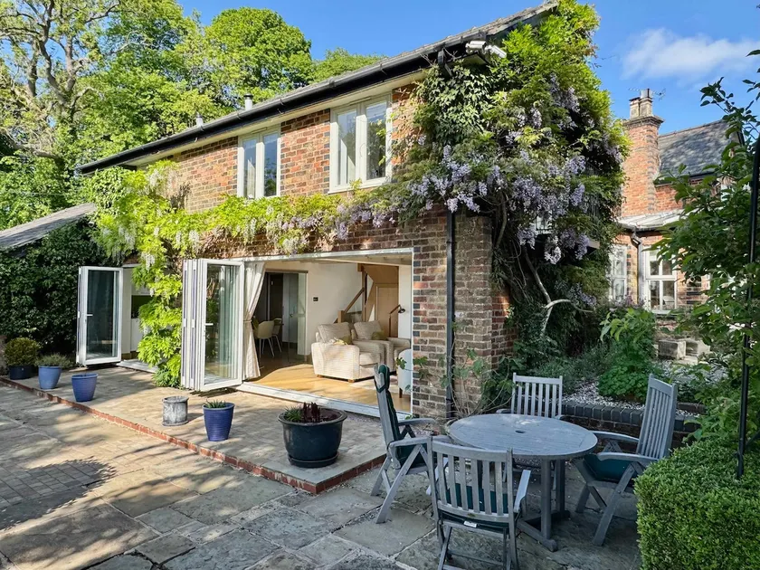 Countryside Cottage with Stunning Views - Image 1