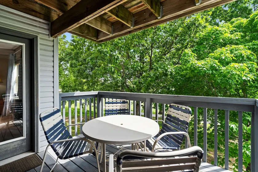 Ron's Retreat - Stay for 6 with Resort Amenities - Image 1