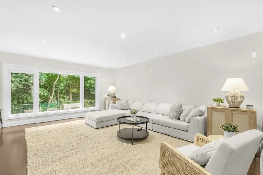 4Bed Modern Home W/WiFi + Parking + Ellerslie Park - Image 1