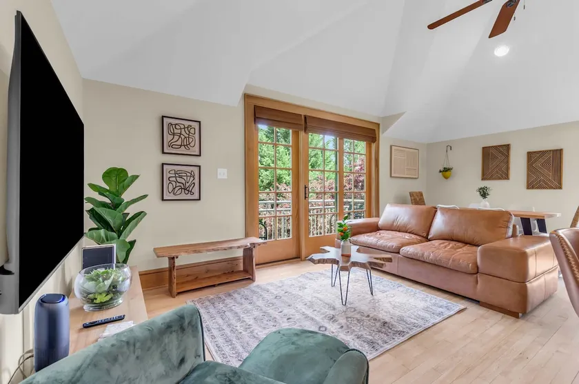 3 Min to Downtown, Game Room, King bed - Image 1