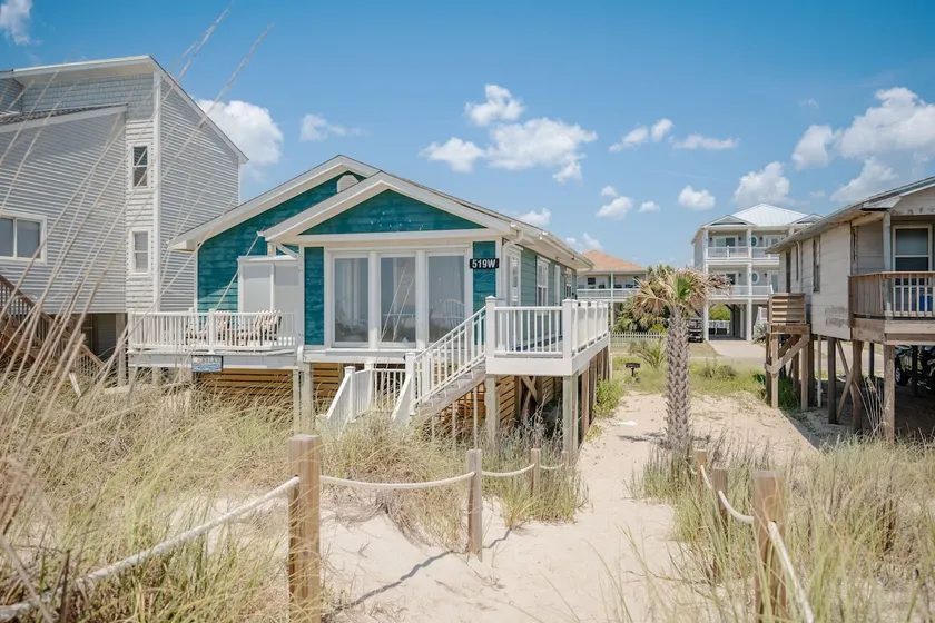 Selah: 3 Bed / 2 bad Oceanfront Home med Sun Room på Oak Island - Image 1