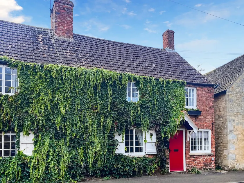 Cottage with garden | River view - Image 1