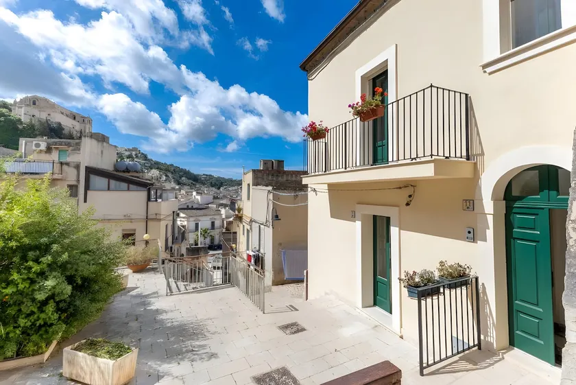 Merveilleux appartement de vacances avec terrasse et internet haut débit | Vue ville | Adapté au travail à distance - Image 1
