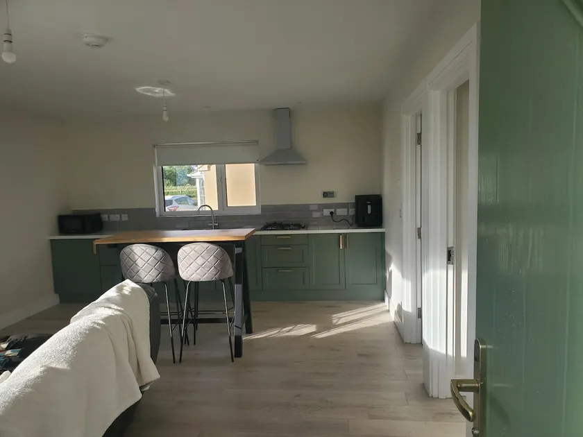 Seaside Retreat-2 Bed-Sleeps 4-Parking-Pets - Image 1