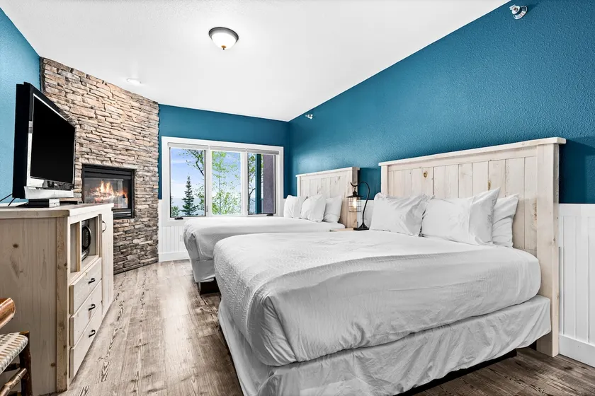 Breathtaking Lake View Studio 2 Queen Beds & Pools - Image 1