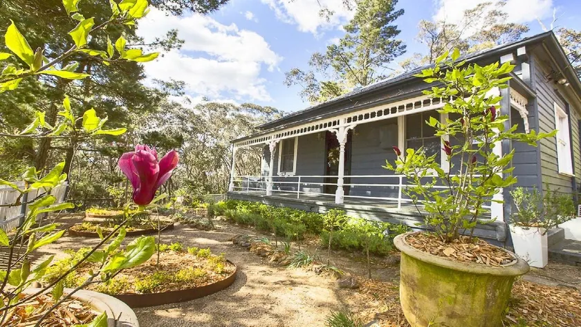 Le Petit Château Bushland Views - Image 1