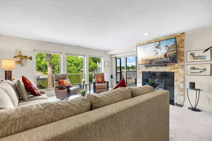 Carefree Tranquility at the Lake Waterfront Stay for 4 With Resort Amenities - Image 1