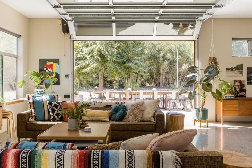 Mid Century Modern Family Home on 2.5 acres! - Image 1