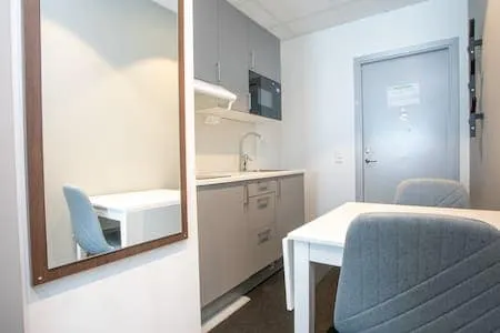 Small Studio Queen - Airport Shuttle - Image 1