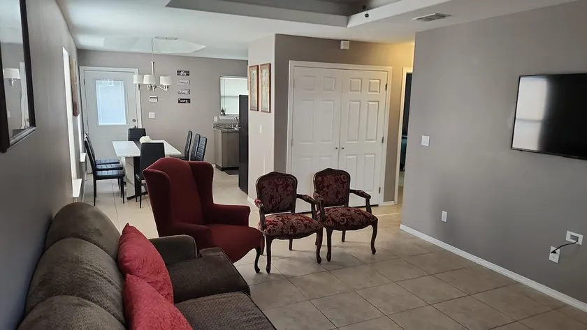 2 Bedrooms Apt Near Univeristy - Image 1