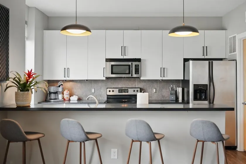 Stylish & Posh Downtown Mid-Rise Executive Suite - Image 1