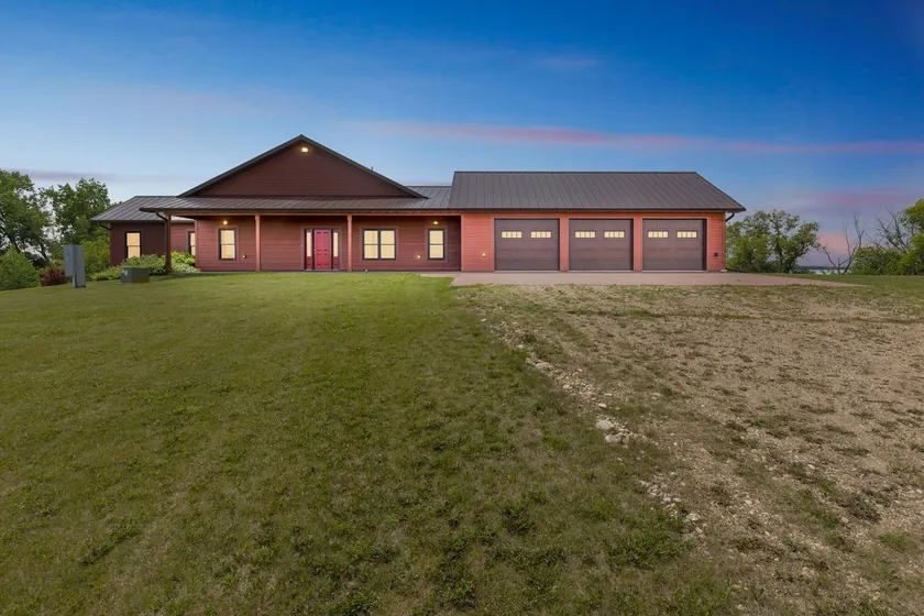 4BR Lakefront Fishing, Dogs OK Devils Lake - Image 1