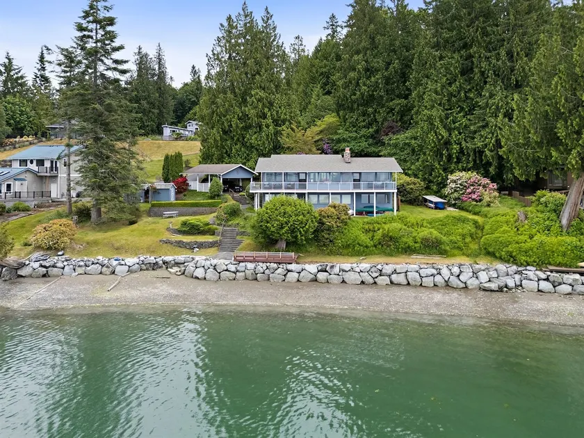 200' Waterfront classic home ~ AC on a Private Raf - Image 1