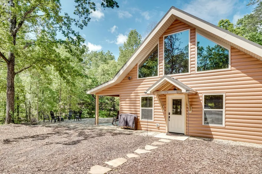 Sip, Hike & Explore: Sleek Retreat in Cleveland! - Image 1