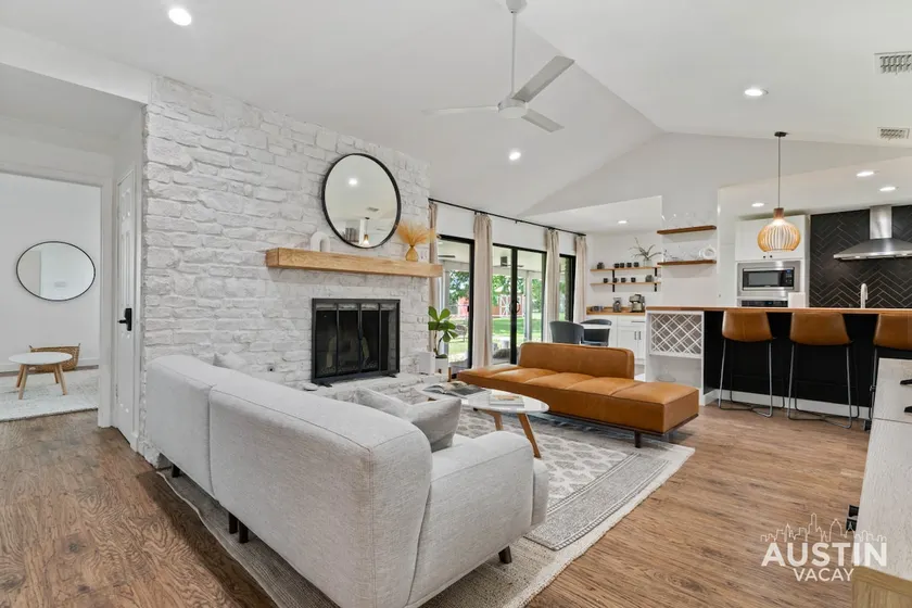 Boho Home Near Domain, Large Yard & Pet Friendly! - Image 1