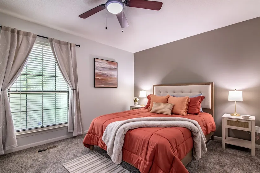 The Hearth & Thistle - King Bed/TownHome with Deck - Image 1