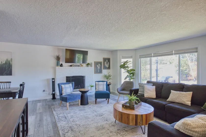 Family-Friendly 5BR Retreat – Hot Tub & Game Room - Image 1