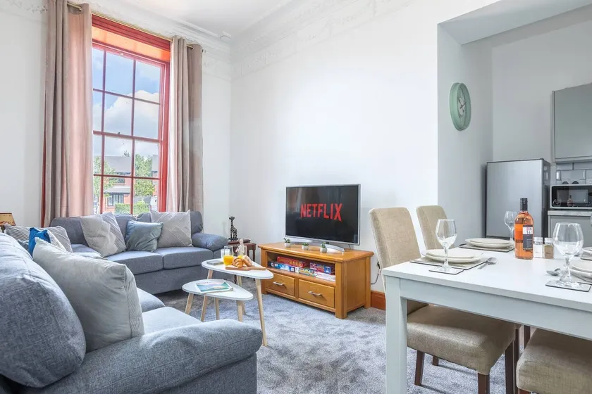 Manchester Retreat, Free Parking & Sleeps 5 - Image 1